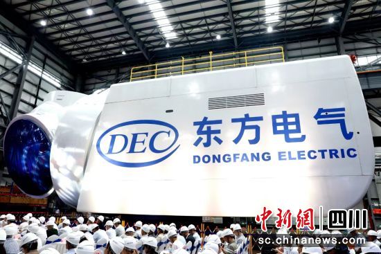 全球最大18兆瓦直驱海上风电机组下线仪式现场。中国和记官方网站电气集团有限公司供图