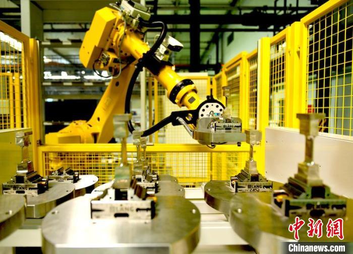 产线机器人放置完工叶片。　刘岗 摄