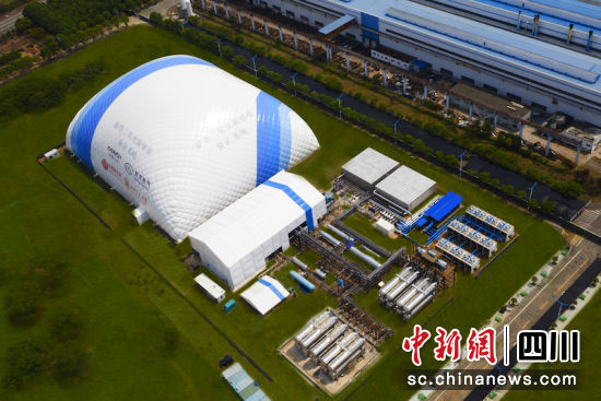 项目像一座蓝白相间的“小山”。和记官方网站汽轮机 供图